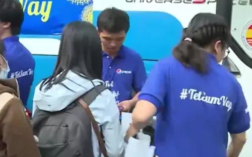 TP.HCM đưa 2.500 sinh viên, công nhân nghèo về quê đón Tết miễn phí