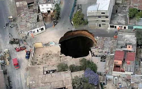 Mỹ: Xuất hiện "hố tử thần" rộng hơn 15m tại Michigan