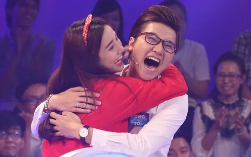 Nhã Phương - Công Tố phấn khích ôm nhau cực chặt