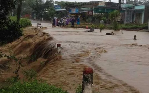 Công an Phú Thọ vượt lũ đưa sản phụ đi cấp cứu
