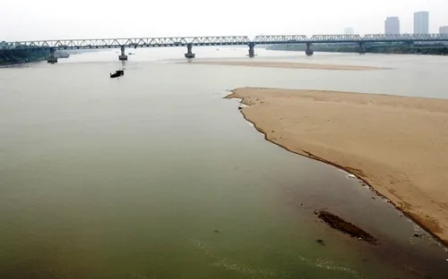 Tàu chở cát chìm trên Sông Hồng, 4 người thoát nạn