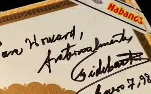 Bán đấu giá hộp xì gà có chữ ký của lãnh tụ Cuba Fidel Castro