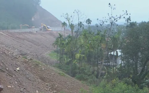 Thừa Thiên - Huế: Bất cập thi công đường cao tốc, đất đá tràn vào nhà dân