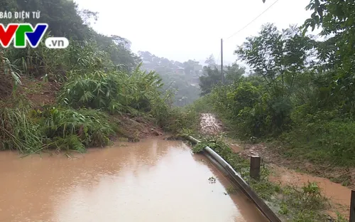 Quảng Trị: Nhiều vùng vẫn bị chia cắt do ngập nước, sạt lở