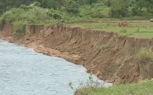 Sạt lở đất nghiêm trọng ven sông Sê Păng Hiêng (Quảng Trị)