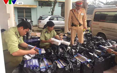 Quảng Bình: Bắt xe chở hơn 600 chai rượu và 6000 bao thuốc lá lậu