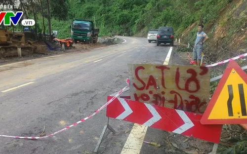 Sạt lở gây ách tắc đèo Khánh Lê nối Nha Trang - Đà Lạt