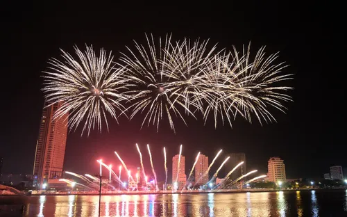 Lễ hội Pháo hoa quốc tế Đà Nẵng 2017: Mãn nhãn cuộc so tài Nhật Bản - Thụy Sĩ