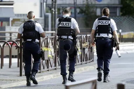 Pháp tiêu diệt một đối tượng tấn công bằng dao tại ga xe lửa