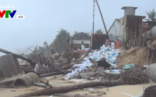 Phú Yên khắc phục kè biển Long Thủy tạm thời bằng bao cát