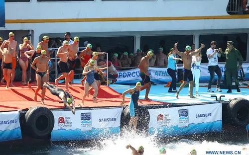 2.000 người thi bơi từ châu Á sang châu Âu