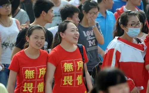 Cả làng tưng bừng tiễn chân sỹ tử đi thi đại học ở Trung Quốc