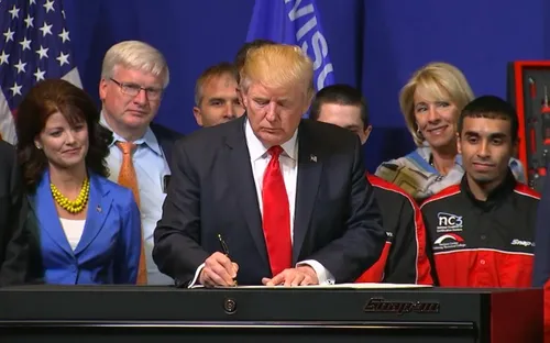 Tổng thống Trump ký sắc lệnh "Mua hàng Mỹ, thuê người Mỹ"