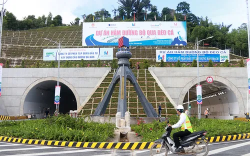 Chính thức vận hành hầm đường bộ Đèo Cả