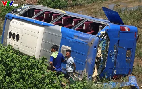 Thừa Thiên Huế: Lật xe khách xuống ruộng, 4 người bị thương