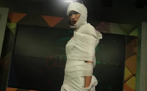 Chà Mi tạo dáng “xác ướp” dưới ống kính của BTV Quang Minh