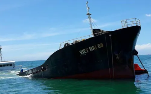 Thời tiết xấu ảnh hưởng công tác hút dầu ra khỏi tàu Việt Hải 06 chìm trên biển