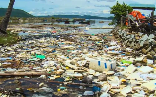 Rác "ngập tràn" tại vịnh Xuân Đài, Phú Yên