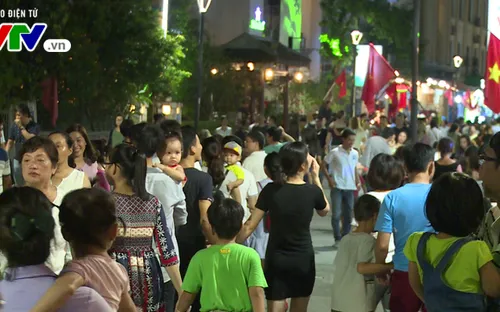 Người dân và du khách thích thú với tuyến phố đi bộ ở Huế