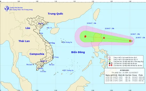 Áp thấp nhiệt đới gần biển Đông có khả năng mạnh lên thành bão