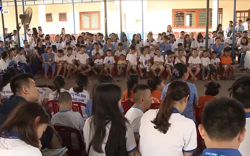 Thanh niên Diễn đàn Tiếng nói Tương lai APEC thăm làng Hòa Bình, Quảng Nam