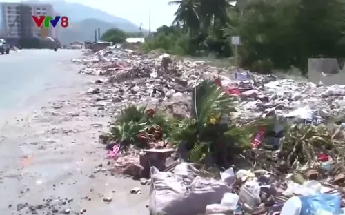 Nhiều hộ dân TP. Nha Trang bức xúc vì bãi rác khổng lồ giữa khu dân cư