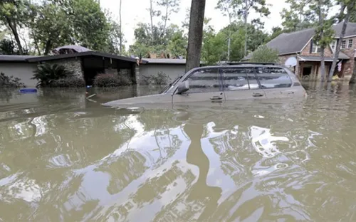 Thiếu niên gây sốt cộng đồng mạng khi nhảy dưới mưa ở Texas