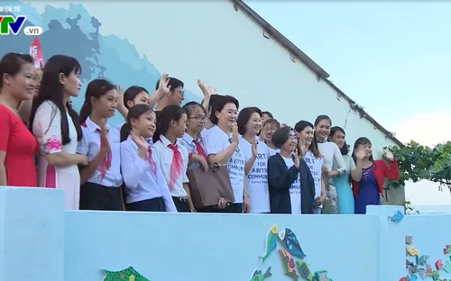 Phu nhân Tổng thống Hàn Quốc thăm quan Làng bích họa Tam Thanh