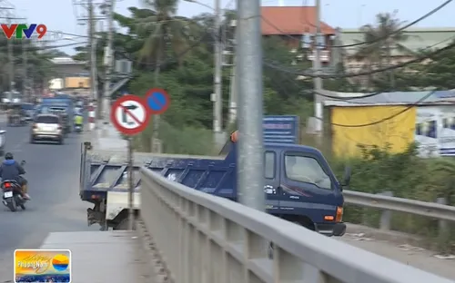 Ngăn chặn xe chở vật liệu chạy ẩu trên cầu Xây Dựng, TP.HCM