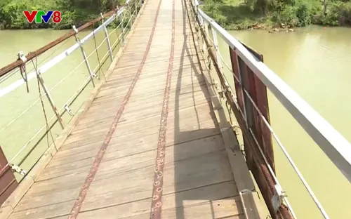 Cầu treo đứt dây, người dân Bố Trạch (Quảng Bình) vẫn liều mình đánh đu với tử thần