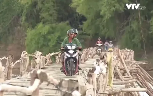 Người dân Krông Pa (Gia Lai) "cá cược" tính mạng với cây cầu cũ
