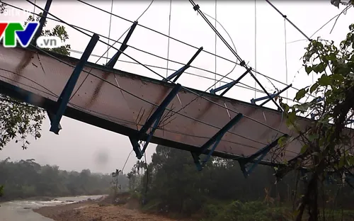 Đứt cầu treo, một học sinh Quảng Nam bị nước cuốn trôi mất tích