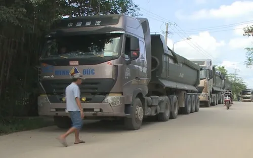 Dân chặn xe tải thi công đường cao tốc do gây ô nhiễm