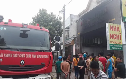 Cháy nhà nghỉ, nhiều khách thuê phòng kêu cứu