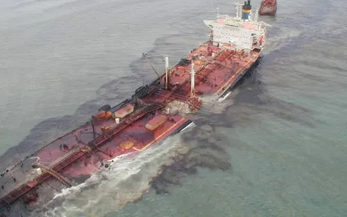 Tàu chở dầu bị chìm gây tràn dầu gần thủ đô Athens, Hy Lạp