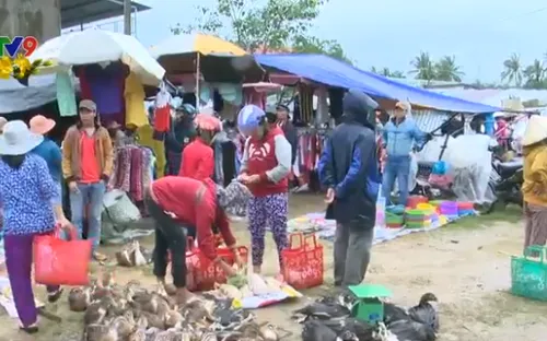 Nhộn nhịp phiên chợ vùng lũ ngày cuối năm tại Phú Yên