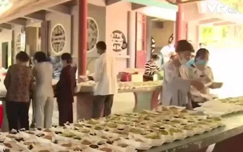 Ấm lòng những suất cơm miễn phí từ Chùa Thanh Sơn, Phú Yên