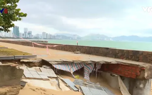 Sóng biển đánh vỡ một góc công viên ở Nha Trang