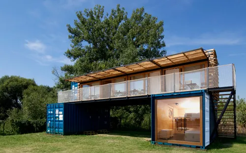 Khách sạn độc đáo được "hô biến" từ ba chiếc container