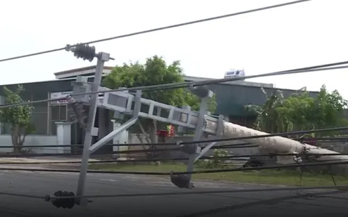 Ngành điện Quảng Bình thiệt hại quá lớn sau bão số 10