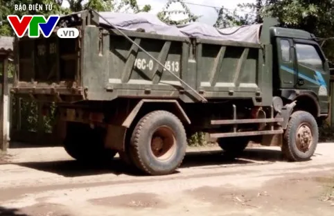 Xe quá tải băm nát đường dân sinh ở Quàng Ngãi