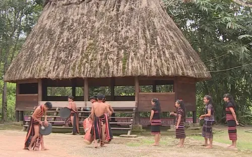 Tây Giang (Quảng Nam) lập đội trống chiêng và xây dựng Gươl trong trường học