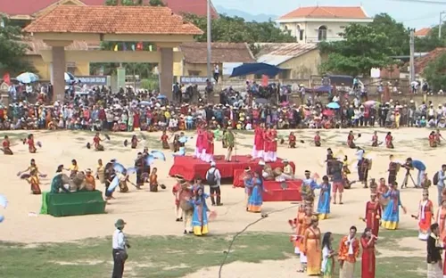 Lễ rước y trang chuẩn bị cho Lễ hội Katê ở Nam Trung Bộ