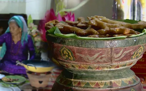 Đồng bào Chăm chuẩn bị cho lễ hội Katê 2017