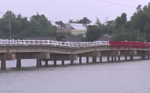 Quảng Nam: Cầu Hà Tân sụt lún đến nửa mét, người dân bất an