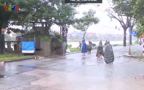 Bộ đội giúp dân khắc phục môi trường sau lũ