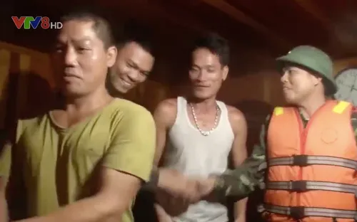 Biên phòng Quảng Bình giải cứu 1 tàu ngư dân bị cháy trên biển