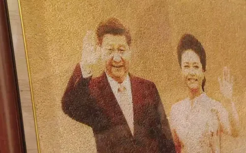 Tổng Bí thư Nguyễn Phú Trọng tặng Tổng Bí thư, Chủ tịch Trung Quốc bức tranh gạo