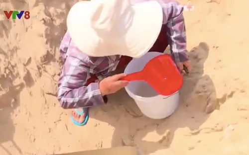 Khánh Hòa: Thiếu nước sạch, người dân vùng bão phải dùng nước đào trong hố
