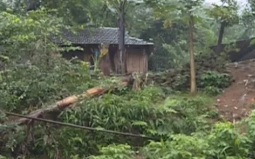 Người dân Quảng Ngãi khẩn trương lánh nạn trong đêm do lo ngại sạt lở